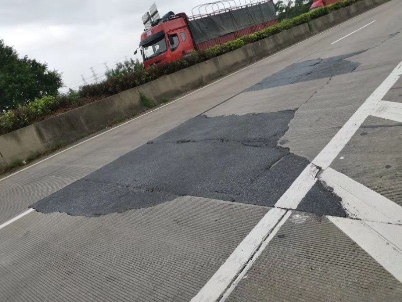 公路路面坑槽.jpg 公路路面坑槽.jpg